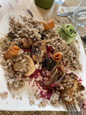 Beetroot hummus with baked cauliflower and Brokkoli, marinated carots and avocado filled zucchini.  at Happy Green Food in Saint-raphael