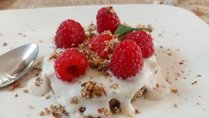 Tarte crue oléagineux framboise at Happy Green Food in Saint-raphael