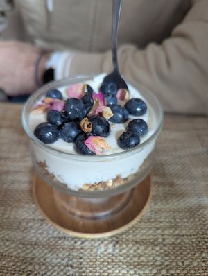 Cheesecake crude myrtilles et vanille at Happy Green Food in Saint-raphael