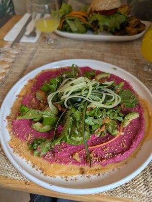 Crepe de lentilles corail, hummus de betterave et légumes at Happy Green Food in Saint-raphael