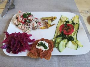 Le choux avec son gingembre et la purée de tomates ? séchées et des courgettes aux basilique, accompagné d'un tabouret de choux fleur exquis at Happy Green Food in Saint-raphael