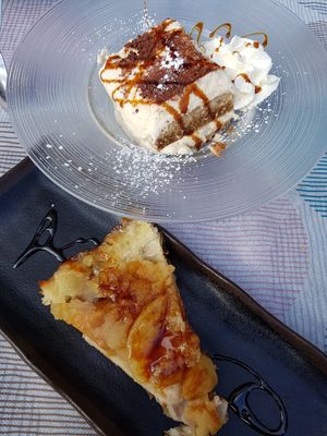Tatín de manzana (vegan) y tiramisú at Geltoki in Zarautz