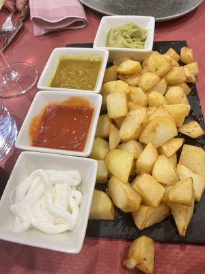 Patatas con salsas veganas  at Geltoki in Zarautz