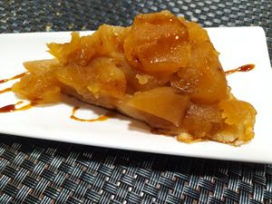 Tatin de manzana 🤤 at Geltoki in Zarautz
