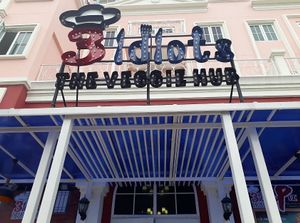 Signboard at 3 Idiots The Veggie Hub in Pattaya