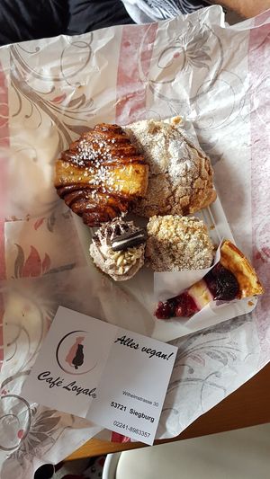 Franzbrötchen, Siegburger, Cupcake, Heidelbeermuffin, Kirschkäsekuchen at Café Loyal in Siegburg