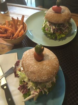Bbq burger, fries, cheese burger at Melone in Aarhus