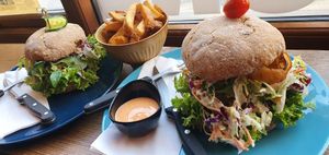"Cheeseburger", "Pulled pork" burger with chili mayo and fries at Melone in Aarhus
