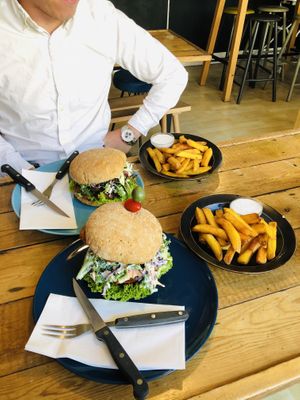 Cheeseburger+fries and Pulled pork burger+fries at Melone in Aarhus