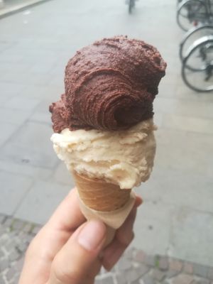 Cacao Massa e Mandorle di Sicilia at Gelateria Gnam Gnam in Padua