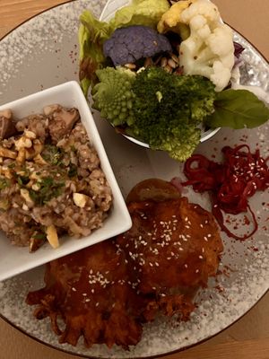 Pakoras con salsa agridulce y ensalada de coles de colores. Pakoras with sweet and sour sauce and fresh coloured cruciferous salad.  at Lo de Ponxe En El Kinto Pino in Valencia