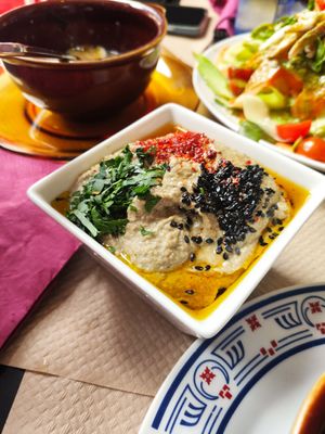 Hummus at Lo de Ponxe En El Kinto Pino in Valencia