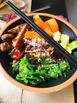 Poke con tempeh at Lo de Ponxe En El Kinto Pino in Valencia