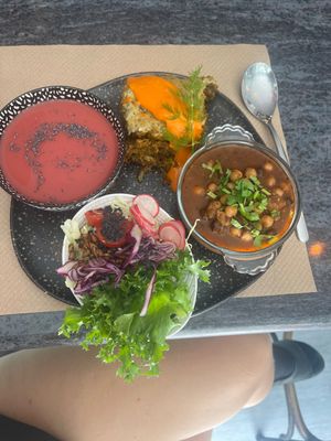 - Gazpacho de sandía - pastel de quinoa-estofado garbanzos-ensalada templada   at Lo de Ponxe En El Kinto Pino in Valencia