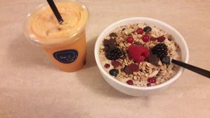 Espresso bowl and juice at Bowl 37 in Copenhagen