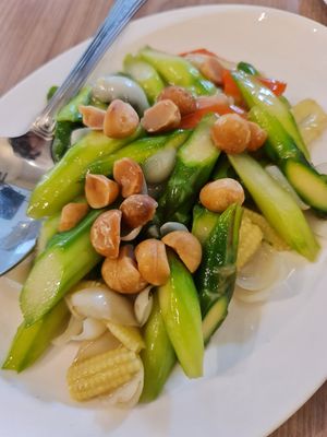 Asparagus with lily bulbs and macadamia nuts ~5/11/22 at Yes Natural Restaurant 悦意坊 in Central Singapore