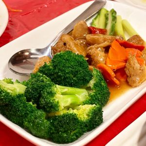 Vegan broc monkey head mushroom and asparagus  at Eight Treasures Vegetarian 八宝素食馆 in Central Singapore