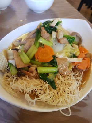 Crispy noodles at Eight Treasures Vegetarian 八宝素食馆 in Central Singapore