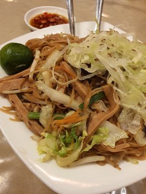 Fried mee sua at Eight Treasures Vegetarian 八宝素食馆 in Central Singapore