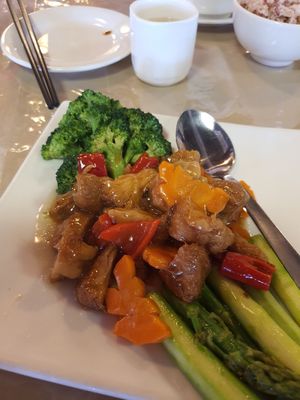 Monkeyhead mushroom with broccoli and asparagus ~ Circuit Breaker Period Phrase 2 at Eight Treasures Vegetarian 八宝素食馆 in Central Singapore