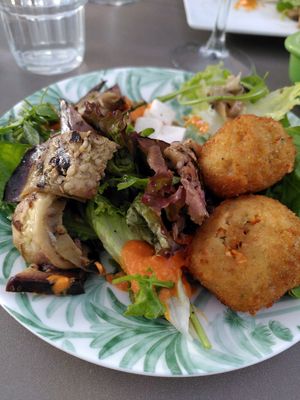 Salat and croquettes at La Verduleria in Tenerife