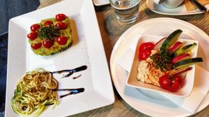 Vegan viel möglich, sehr gut, Avocado und Hummus at Coffee House in Salzburg