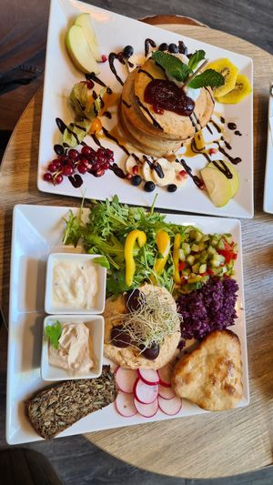 Vegane Pancakes und  vegane Hummus Platte at Coffee House in Salzburg