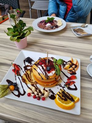 Lovely atmosphere, friendly stuff, quite some vegan options that are clearly marked on the menu. Pancakes were nice, porrige as well. But it's reallyyyy pricey. I also got matcha l at Coffee House in Salzburg