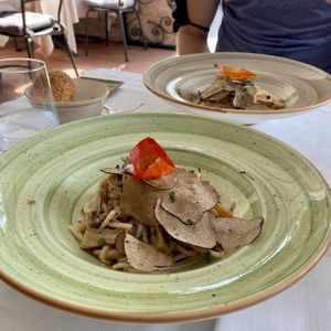 "chitarra" spaghetti from traditional grains with mushrooms, cherry tomatoes,
Nubia garlic, small red chilli peppers and black truffle flakes - 18€ + 2,5 €. Tasty but expensive at Rosmarino in Taormina