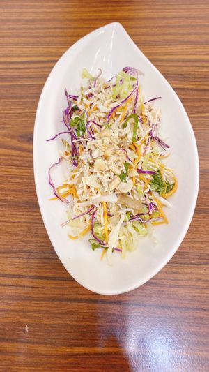 Lettuces salad - nice dressing ! Love it  at Xīn Huā SùShí Guǎn 心花素食館 in Hengchun