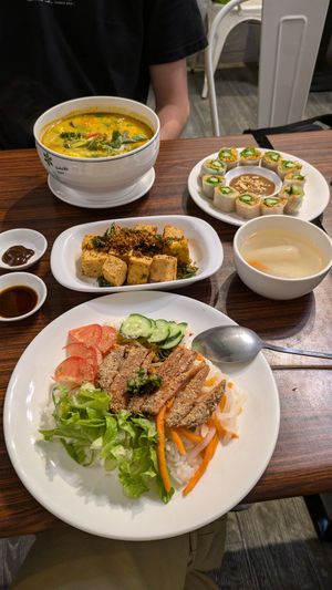 Veggie rib rice, tofu, summer rolls and curry noodles at Xīn Huā SùShí Guǎn 心花素食館 in Hengchun