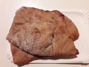 Empanada de cebolla, pimiento rojo y maiz  at Pumper in Pontevedra