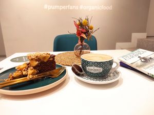 Apple cake and latte at Pumper in Pontevedra