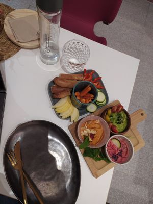 Crudités con sobrasada vegana, hummus de remolacha y guacamole at Pumper in Pontevedra