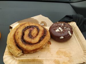 Rollo de canela y donut at Pumper in Pontevedra