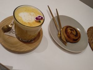 Cúrcuma latte y rollito at Pumper in Pontevedra