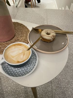 Café con leche de avena y donut de zanahoria. at Pumper in Pontevedra