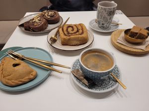 cinnamon roll, empanada, cocoa roll at Pumper in Pontevedra