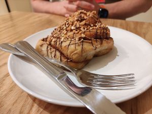 Roliño de canela con cacao e améndoas at Pumper in Pontevedra
