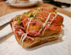 Roliño de canela con pistacho e amorodo at Pumper in Pontevedra