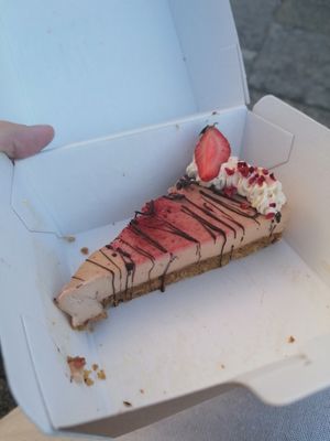 Strawberry cake at Pumper in Pontevedra