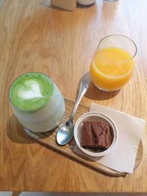 Matcha and orange juice at Pumper in Pontevedra