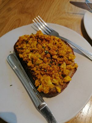 Tofu scramble (tosta de la semana/toast of the week) at Pumper in Pontevedra