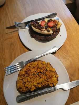 Breakfast small toasts (savoury and sweet) at Pumper in Pontevedra