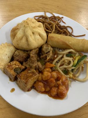 Vegan plate at Sui Yuan in Montevideo