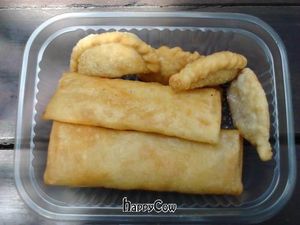 Spring rolls and pasties (empanadas) for 75 pesos at Sui Yuan in Montevideo