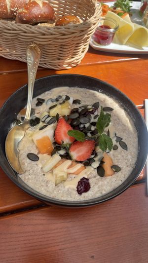 Hirse-Bichweizen-Porridge  at Berge in Garmisch Partenkirchen