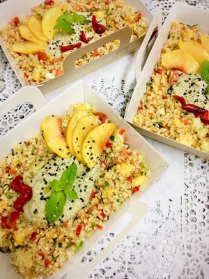 Tabouleh de quinoa au caviar d’aubergines, pêches marinées - sauce au citron  at Boulangerie Arnaud in Lyon
