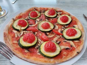 Pizza Contadina with zucchini, mushrooms and tomatoes (11€) at Da Gianni in Fehmarn
