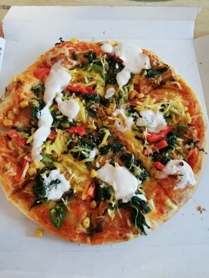 Vegane Dönerpizza mit Spinat, Mais, Paprika und Tzatziki at Paki Doner Pizza in Hamm
